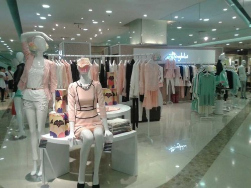 金舶莱女装店铺展示