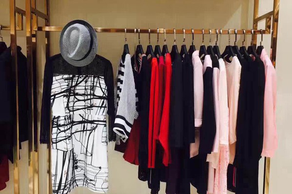 爱为女装店铺展示