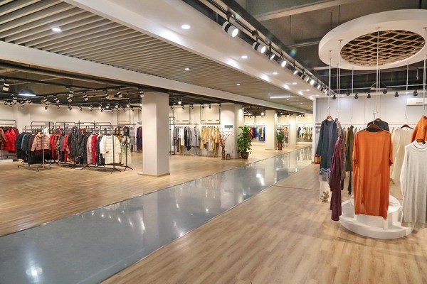 兴溢行服饰女装店铺形象