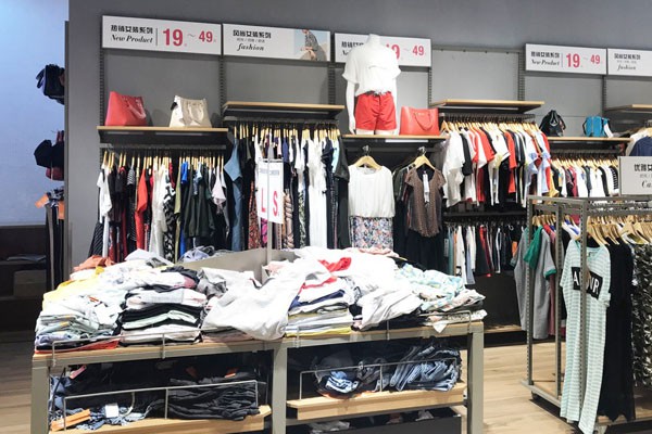 零码成衣休闲装店铺展示