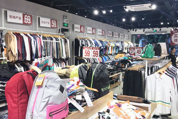 零码成衣休闲装店铺展示