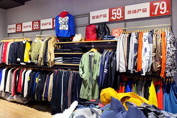 零码成衣休闲装店铺展示