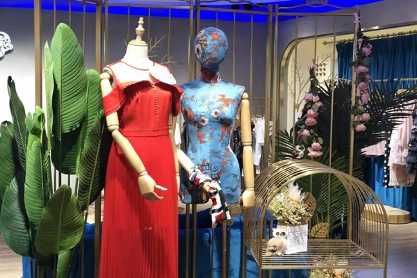 西玛菲迩女装店铺展示