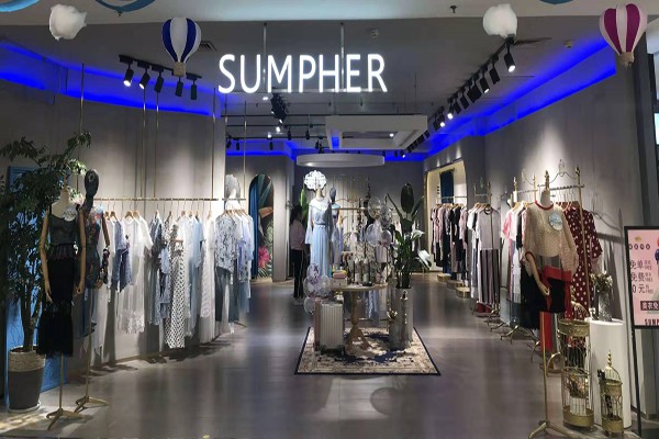 西玛菲迩女装店铺展示