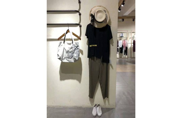 亘美女装店铺展示