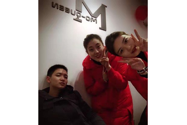 亘美女装店铺展示