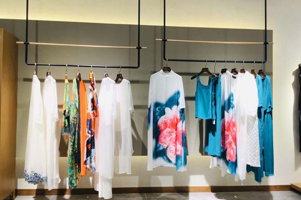 见花开女装店铺形象