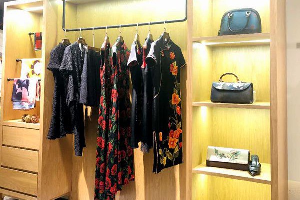 见花开女装店铺形象