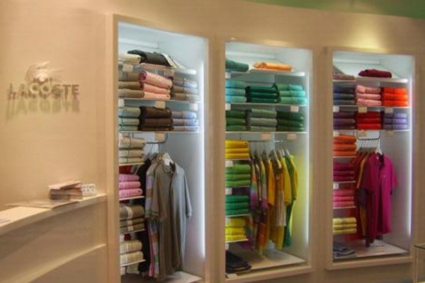 法国鳄鱼拉科斯特店铺展示