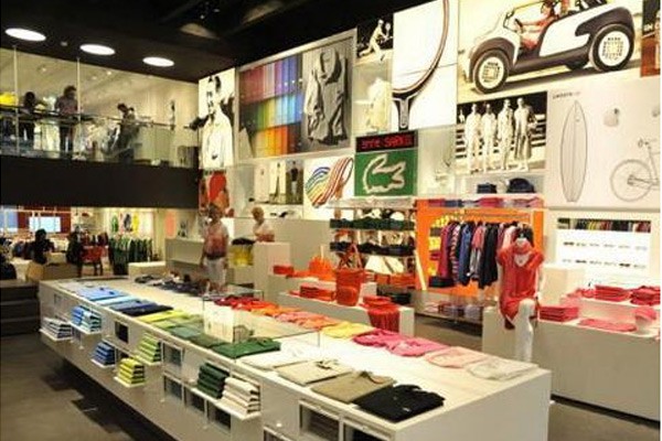 法国鳄鱼拉科斯特店铺展示