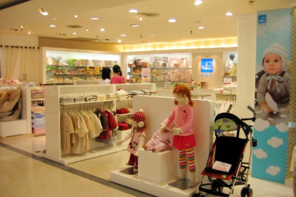 丽婴房童装店铺展示