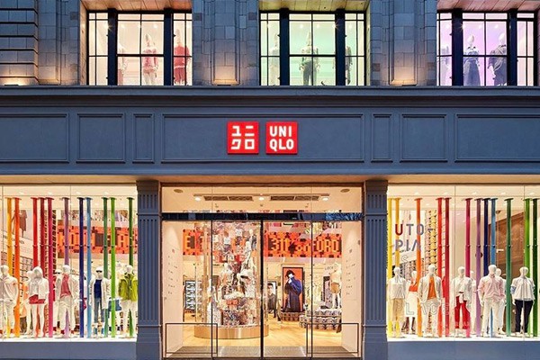 优衣库休闲装店铺展示