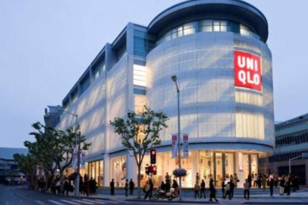 优衣库休闲装店铺展示