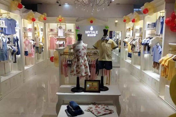 童话故事童装店铺展示