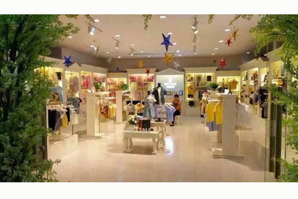 童话故事童装店铺展示