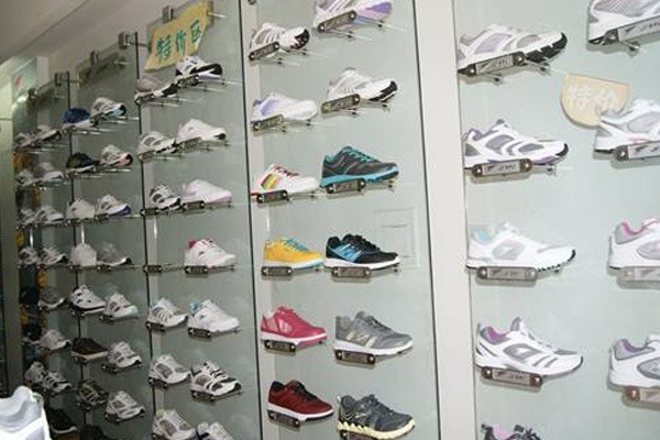 金莱克运动装店铺展示