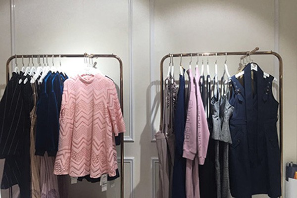 依路佑妮女装店铺展示