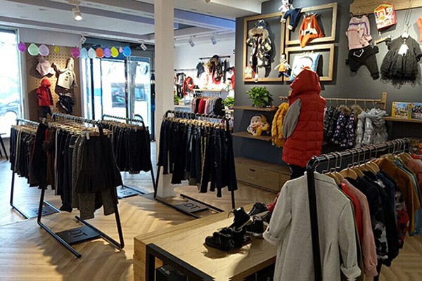 大头儿子小头爸爸童装店铺展示