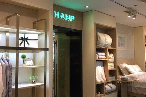 汉麻世家休闲装店铺展示