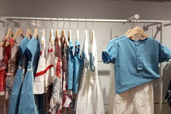 籽芽之家童装店铺形象