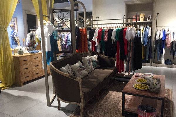 时尚自由点女装店铺展示