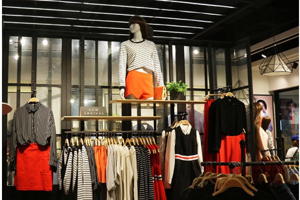 衣佰芬女装店铺展示