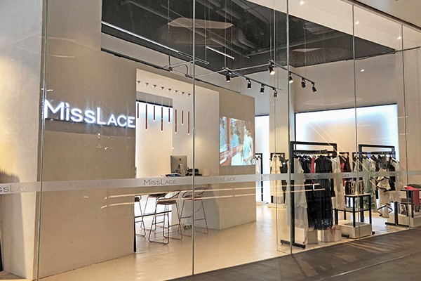 魅思女装店铺展示