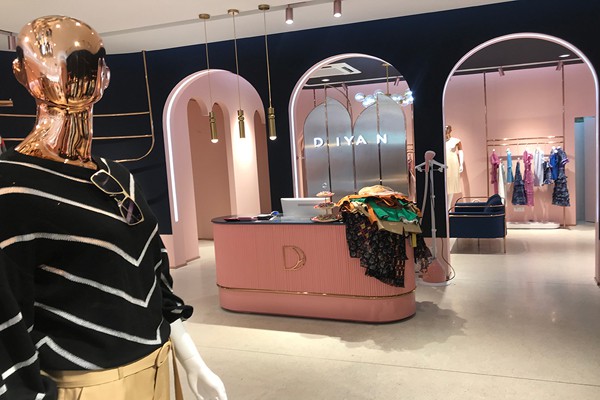 蒂言女装店铺展示
