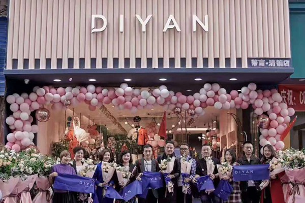 蒂言女装店铺展示