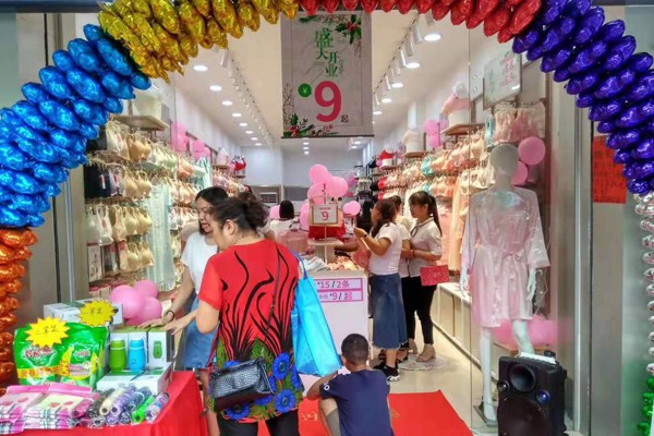 都市女人心内衣店铺形象