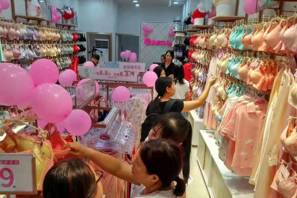 都市女人心内衣店铺形象
