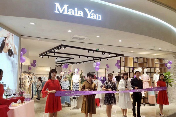 美言女装店铺展示