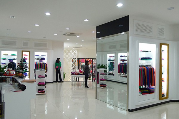 雅意娜菲女装店铺形象