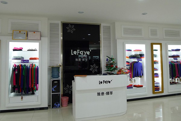 雅意娜菲女装店铺展示