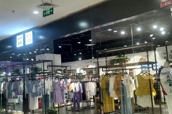 美丽哲学女装店铺展示