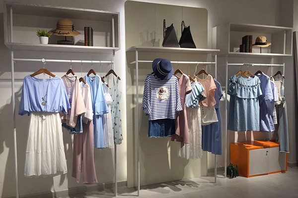 歌悦儿女装店铺展示