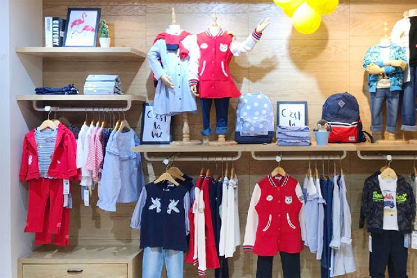YIZHI忆稚童装店铺展示
