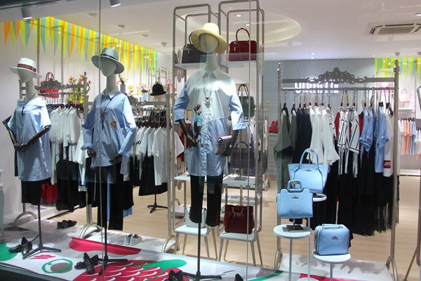 欧米媞女装店铺展示