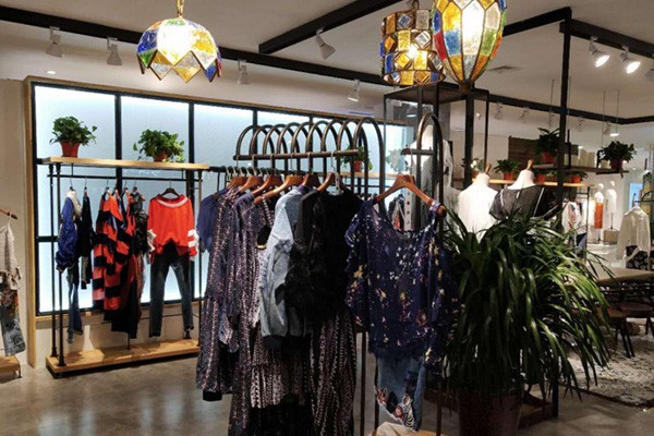 阿缇娜女装店铺展示