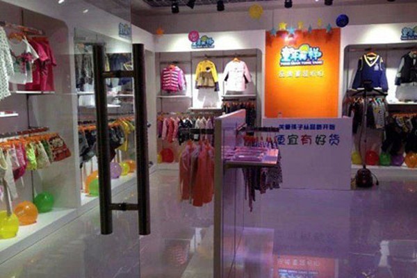 童年童样童装店铺展示