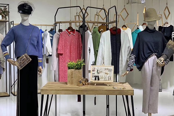 卡丽娅女装店铺展示