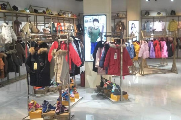 广州小明星童装店铺形象