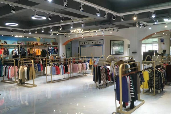 广州小明星童装店铺展示