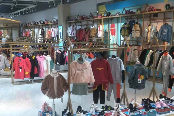 广州小明星童装店铺展示