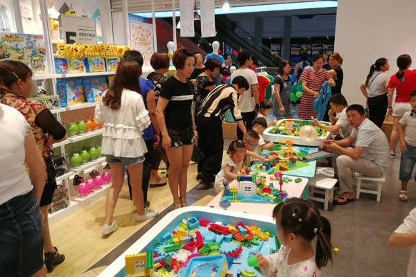 童年领域童装店铺形象