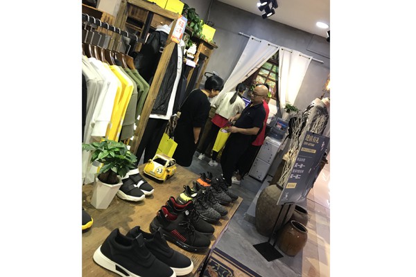 一个人的生活男装店铺展示