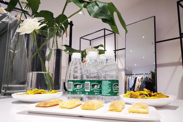 衣魔得思女装店铺展示