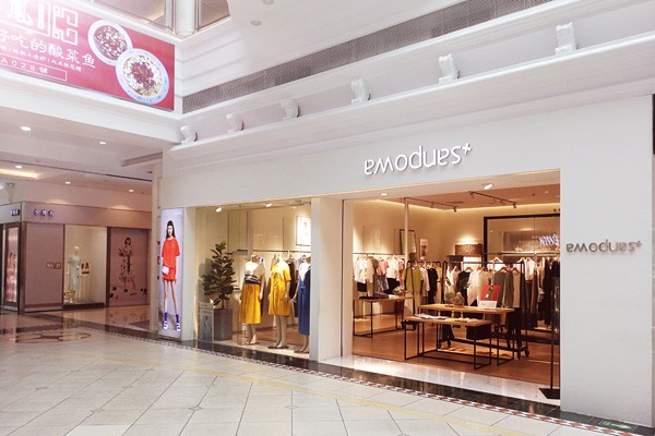 衣魔得思女装店铺展示