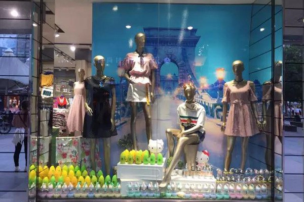 布达佩斯女装店铺展示