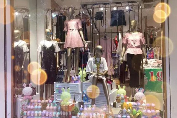 布达佩斯女装店铺展示